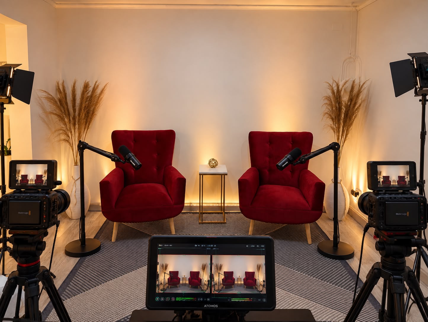 Sala con sillones rojos, micrófonos y cámaras profesionales