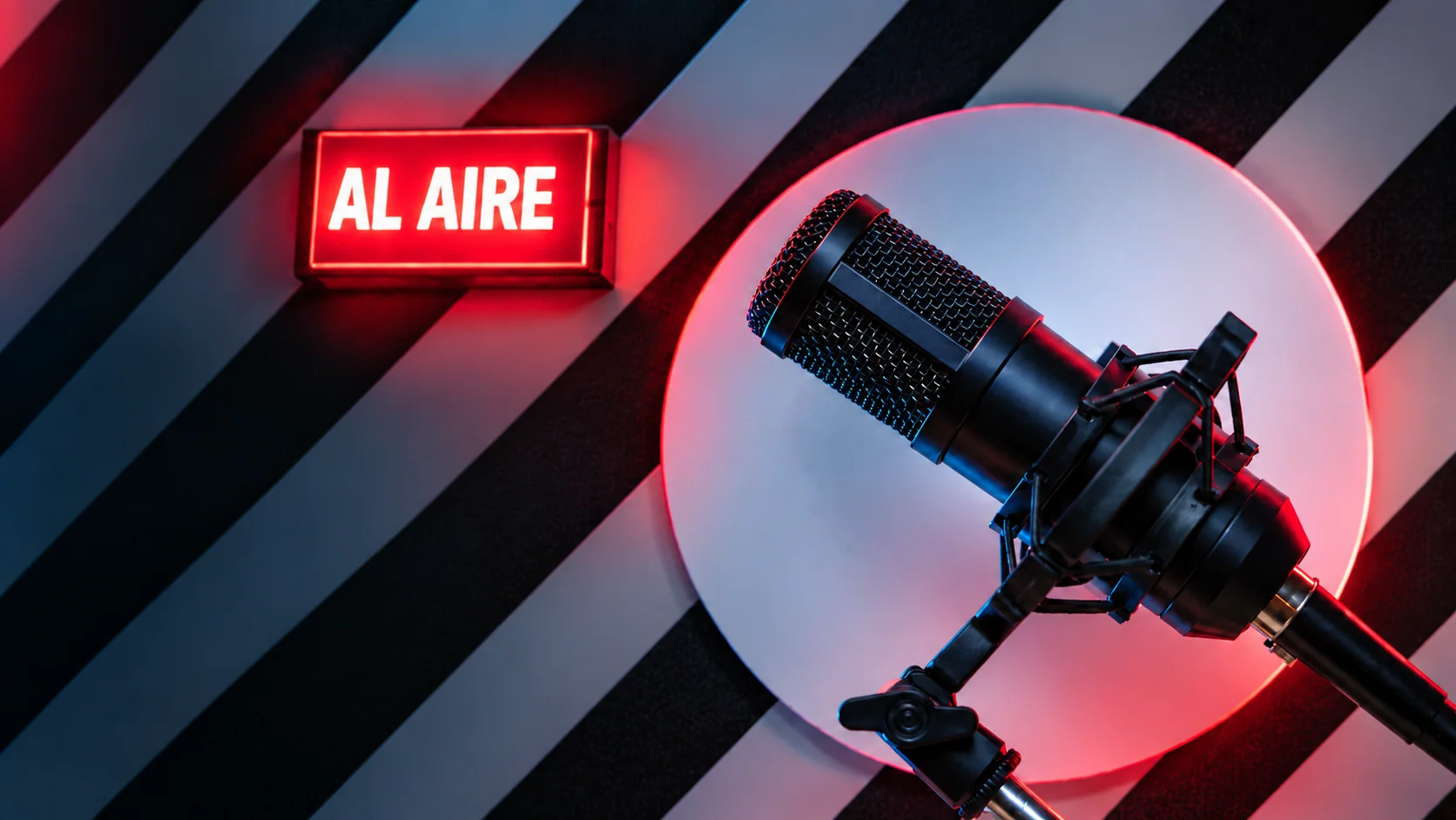 Micrófono de podcast iluminado en rojo y azul, con letrero al aire