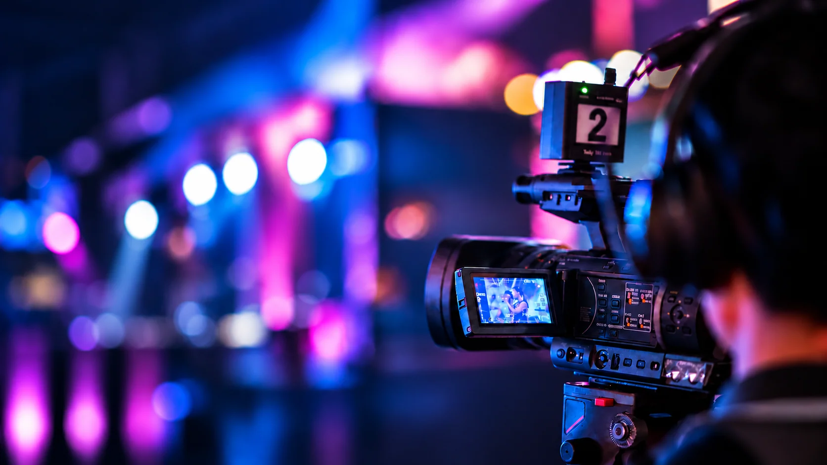 Cámara profesional preparada para una producción audiovisual